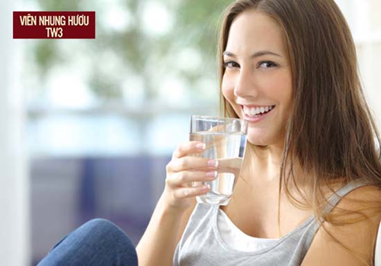 Uống nước từ từ từng ngụm nhỏ - Thói quen tốt cho người hay bị hoa mắt