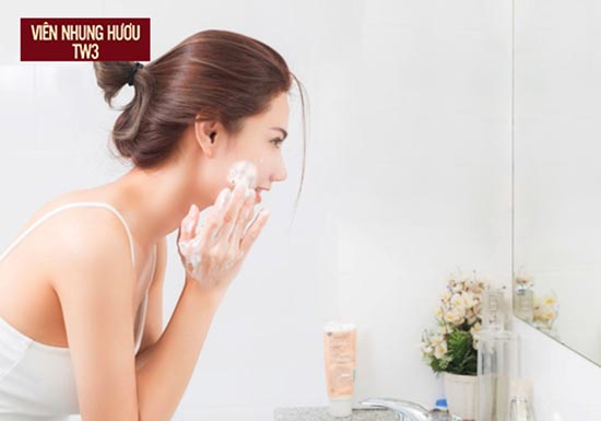Rửa mặt trước và sau khi ngủ là công đoạn quan trọng trong việc chống lão hóa tuổi 25