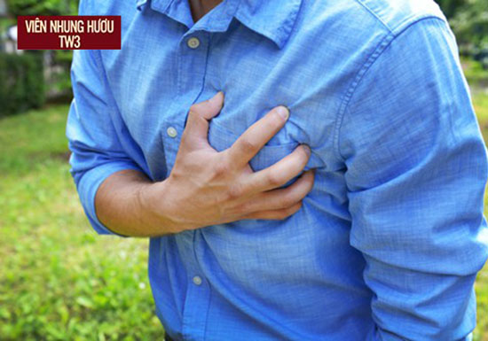 Lượng máu và Oxy không đủ cung cấp cho tim sẽ dễ gây ra triệu chứng người thiếu máu bị đau ngực