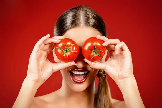 Tự làm mặt nạ với cà chua giúp chống lão hóa mắt