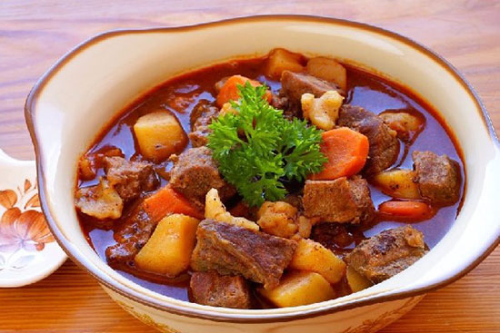 Bò hầm khoai tây là món ăn chứa nhiều Sắt rất tốt cho máu giúp mạnh gân cốt hiệu quả