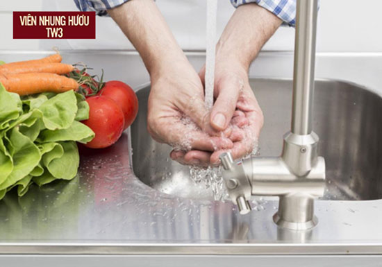 Rửa tay trước khi chế biến thực phẩm để đảm bảo an toàn vệ sinh thực phẩm