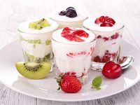 Sữa chua hoa qua cung cấp nhiều vitamin và lợi khuẩn rất tốt cho đường tiêu hóa người mệt mỏi
