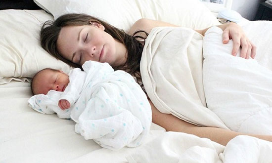 Tranh thủ nghỉ ngơi khi bé ngủ để sức khỏe mẹ được hồi phục