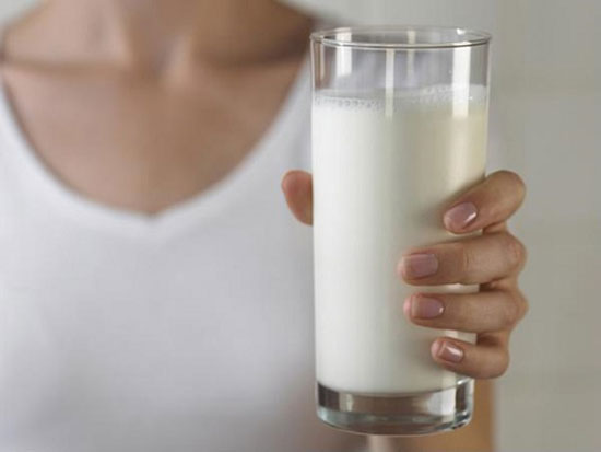 Mỗi ngày phụ nữ sau sinh nên uống 1 - 2 cốc sữa ấm