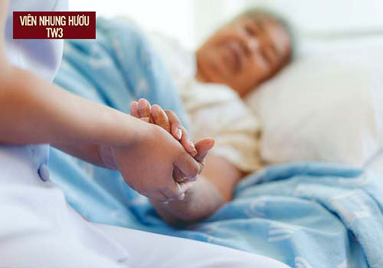 Massage tay chân nhẹ nhàng cho người sau phẫu thuật để tránh biến chứng