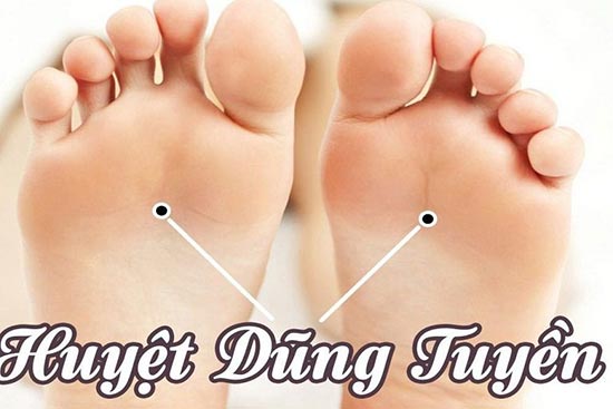 Bấn huyệt dũng truyền bàn chân giúp chữa mất ngủ sau sinh hiệu quả